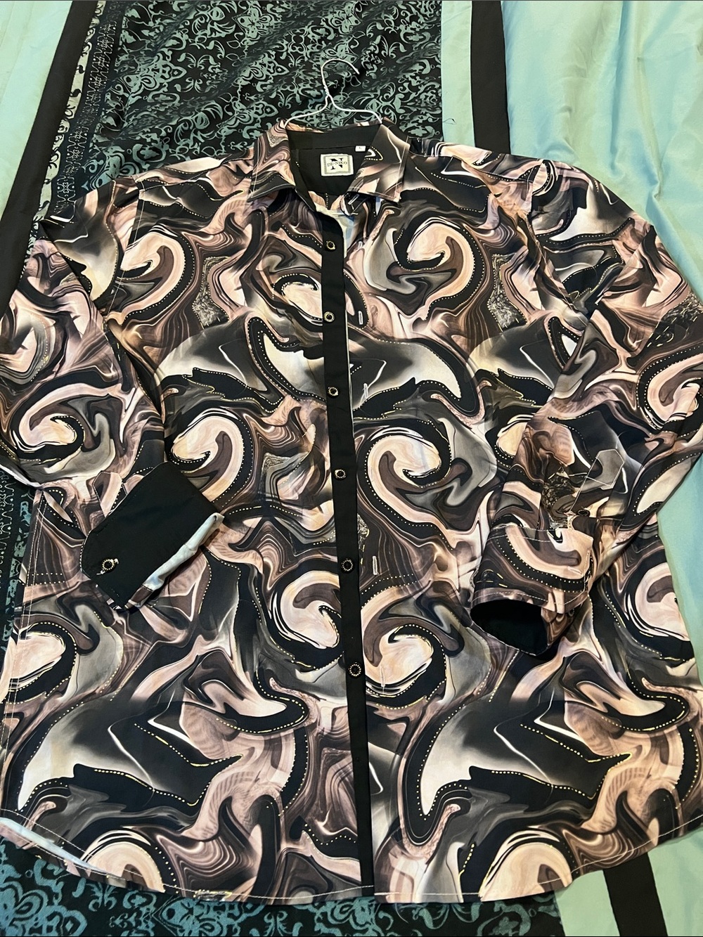 DE-NIKO Men's Casual Button-Down Shirt in Black and Cream Swirl